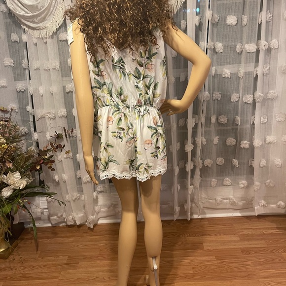 Plump Pretty Sugar Floral Romper - Picture 3 of 3